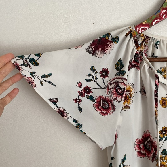 Maurices small women’s short sleeve blouse/top white/grey/floral. - Picture 7 of 13